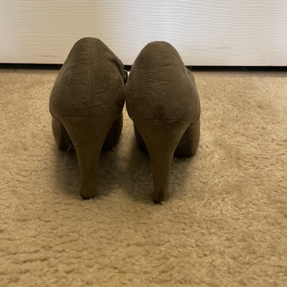 Heels - Picture 3 of 3